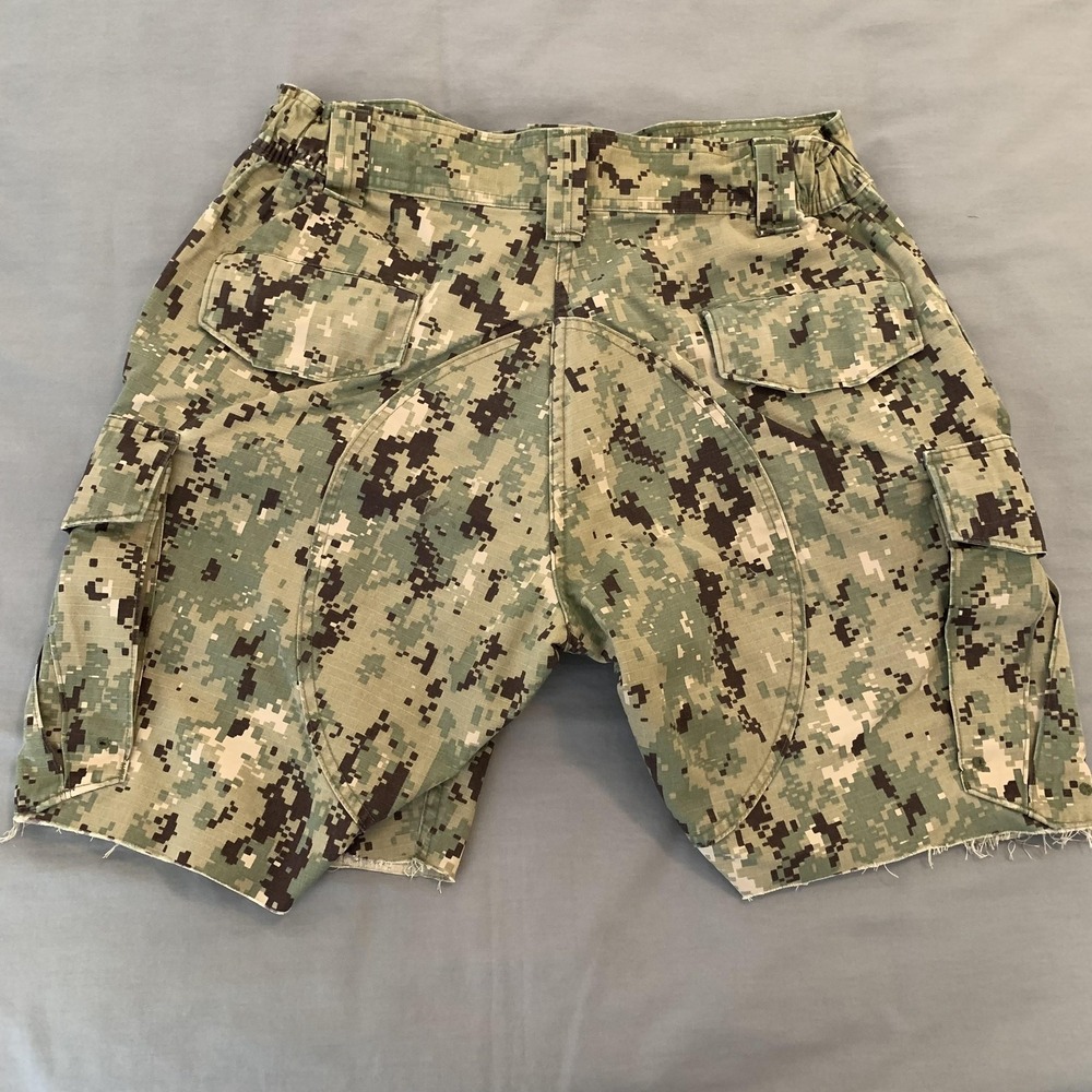Navy Working Uniform Shorts Mens Large Cut Off Green Camo Cargo Type III BDU - Picture 8 of 9